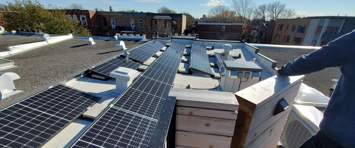 Panneaux photovoltaïques sur un immeuble à Montréal