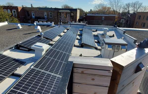 Panneaux photovoltaïques sur un immeuble à Montréal