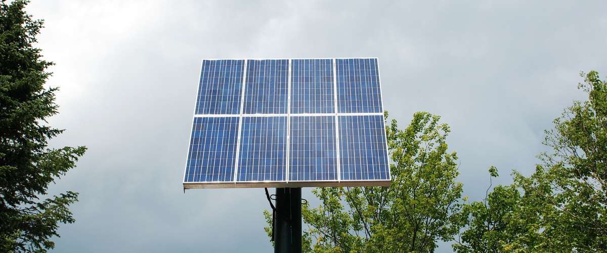 Panneaux solaires sur une maison de campagne.