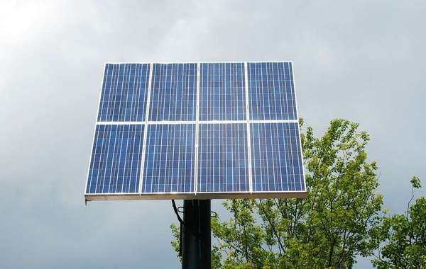 Panneaux solaires sur une maison de campagne.